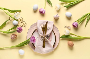 Paskalya yumurtaları ve sarı arka planda güzel laleler.