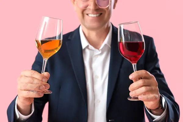 Reifer Mann Mit Weingläsern Auf Rosa Hintergrund Nahaufnahme — Stockfoto