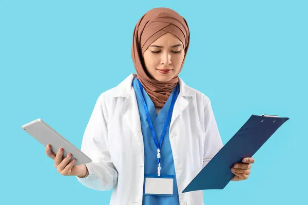 Female Muslim Doctor Clipboard Tablet Computer Blue Background — Stock Photo, Image