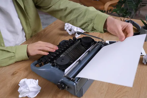 Jonge Auteur Met Vintage Typemachine Aan Tafel Kantoor Close — Stockfoto