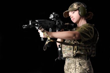 Geçmişinde saldırı tüfeği olan genç bir kadın asker.