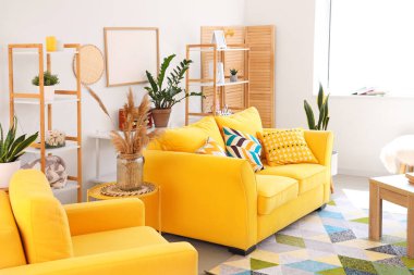 Sarı kanepeli, aydınlık oturma odasının içi