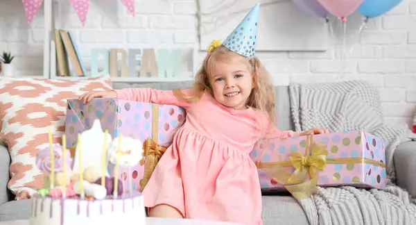 Schattig Klein Meisje Feestmuts Met Geschenken Vieren Verjaardag Thuis — Stockfoto