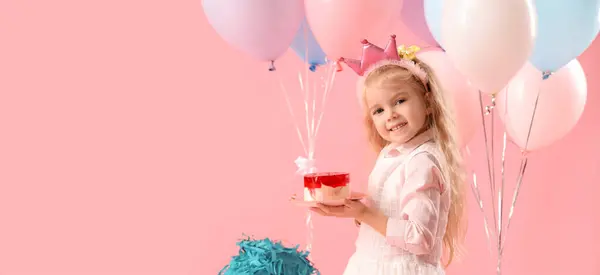Симпатична Маленька Дівчинка Тортами Повітряними Кульками Рожевому Фоні Місцем Тексту — стокове фото