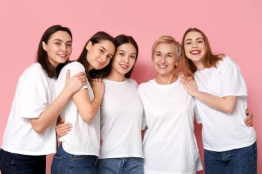Pembe arka planda bir sürü güzel kadın var. Kadın tarihi ayı