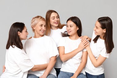 Gri arka planda bir sürü güzel kadın var. Kadın tarihi ayı