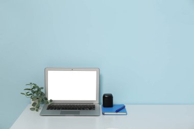 Dizüstü bilgisayarlı modern stil işyeri