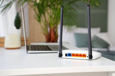 Modern Wi-Fi yönlendirici yatak odasındaki masada, yakın plan.