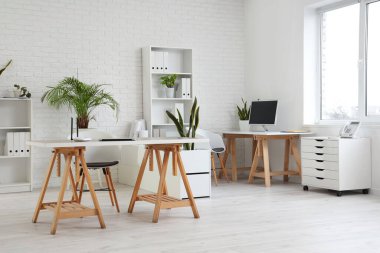 Tabloları ve raf üniteleri olan ofis içi