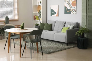 Yumuşak kanepesi, masası ve rafları olan şık bir oturma odası.