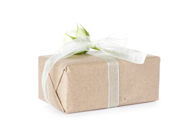 Beyaz arka planda güzel bir gül çiçeği olan hediye kutusu. Uluslararası Kadınlar Günü