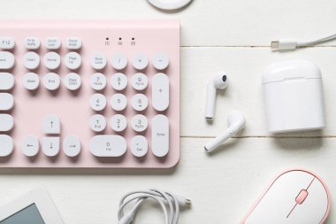 Beyaz ahşap arka planda farklı modern cihazlara sahip kompozisyon, yakın plan