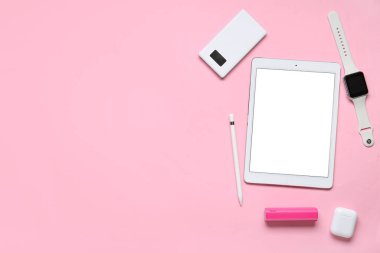 Pembe arka planda modern cihazları olan kompozisyon