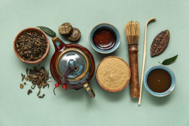 Zeytin zemininde kibrit çayı ve aksesuarlı kompozisyon