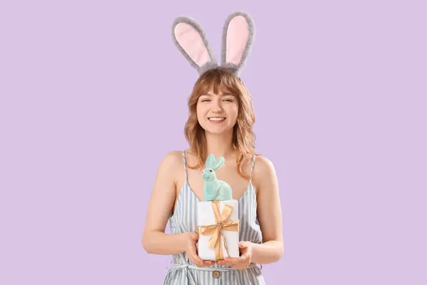 Молода Дівчина Великодніми Вухами Кролика Іграшковий Кролик Подарунок Бузковому Тлі — стокове фото
