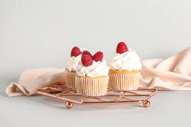 Gri arkaplanda lezzetli ahududu kekleri olan ızgara