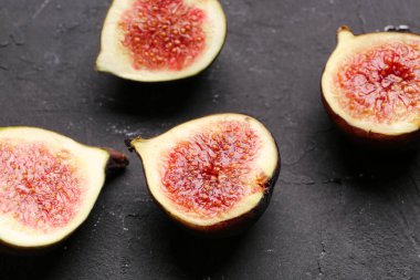 Siyah arka planda taze incir yarıları