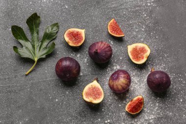 Gri arka planda taze incir ve yaprak