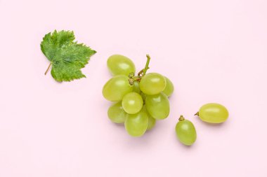 Leylak arkaplan yapraklı taze yeşil üzümler
