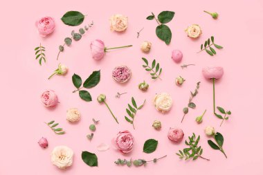 Yapraklı güzel pembe güller ve arka planda okaliptüs.