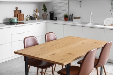 Modern mutfağın içindeki temiz ahşap masa.