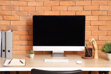 Ofiste dizinleri olan boş bilgisayar monitörü