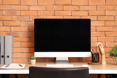 Ofiste dizinleri olan boş bilgisayar monitörü