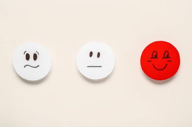 Derecelendirme gülümsemeleri beyaz arka planda. Müşteri deneyimi kavramı