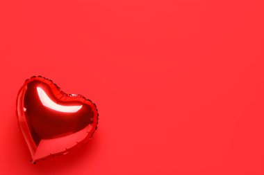 Kırmızı arka planda kalp şeklinde hava balonu. Sevgililer Günü kutlaması