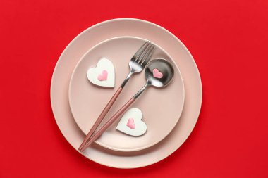 Kırmızı arka planda kalpleri olan güzel bir masa. Sevgililer Günü kutlaması