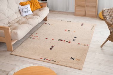 Oturma odasında yerde şık bir halı.