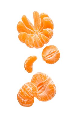 Beyaz arka planda taze mandalinalar uçuyor.