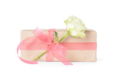 Pembe fiyonklu hediye kutusu ve beyaz arka planda güzel bir gül. Uluslararası Kadınlar Günü