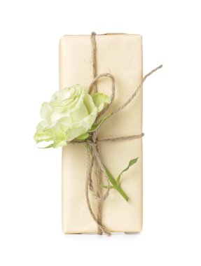 Beyaz arka planda güzel bir gül bulunan hediye kutusu. Uluslararası Kadınlar Günü