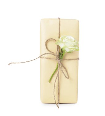 Beyaz arka planda güzel bir gül çiçeği olan hediye kutusu. Uluslararası Kadınlar Günü