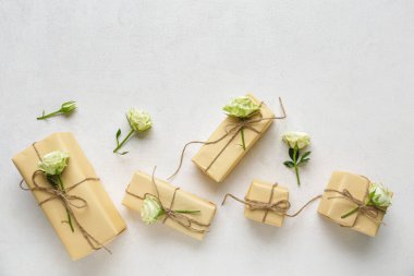 Beyaz arka planda güzel güller olan bir sürü hediye kutusu. Uluslararası Kadınlar Günü