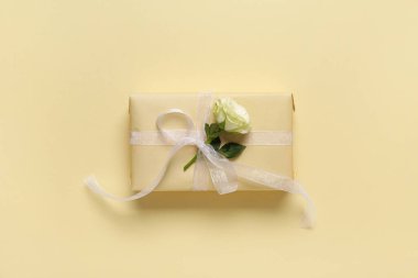 Sarı arka planda güzel beyaz gül olan hediye kutusu. Uluslararası Kadınlar Günü