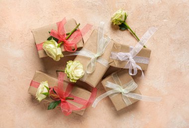 Bej arka planda güzel beyaz güller olan hediye kutuları. Uluslararası Kadınlar Günü