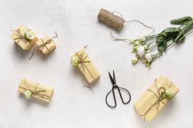 Beyaz arka planda güzel güller olan bir sürü hediye kutusu. Uluslararası Kadınlar Günü