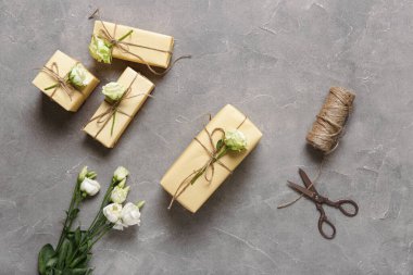 Gri arka planda güzel beyaz güller olan hediye kutuları. Uluslararası Kadınlar Günü