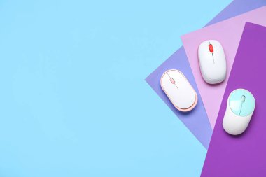 Renk arkaplanı üzerinde kablosuz bilgisayar faresi kümesi