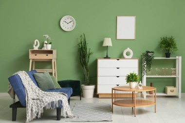 Oturma odasında kahve masası olan mavi, rahat bir kanepe.