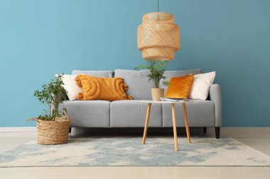 Oturma odasının içi rahat kanepe ve lambayla dolu.