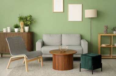 Oturma odası, kanepe, sehpa ve sandalye.