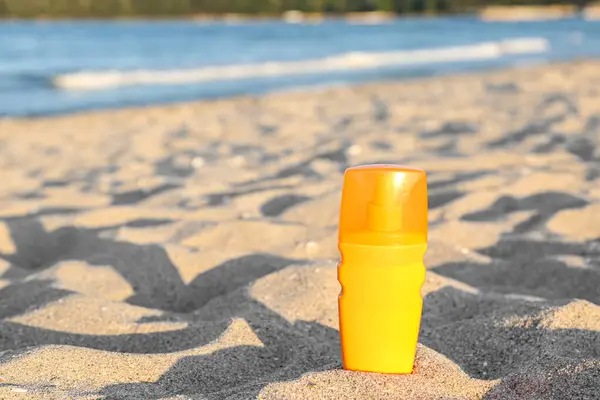 Eine Flasche Sonnencreme Auf Sand Strandnähe — Stockfoto