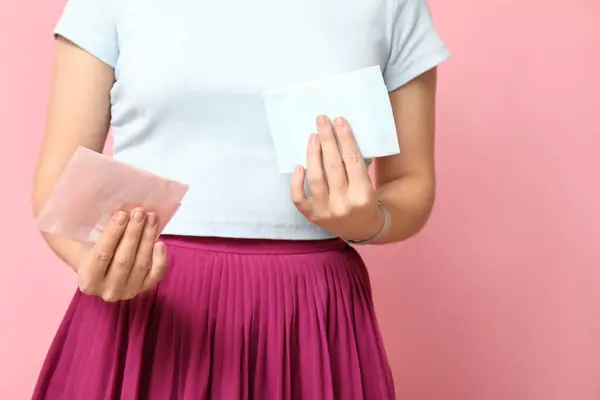 Молодая Женщина Менструальными Прокладками Розовом Фоне Крупным Планом — стоковое фото