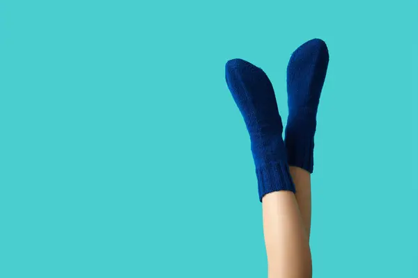 Ноги Молодої Жінки Теплих Язаних Шкарпетках Синьому Фоні — стокове фото