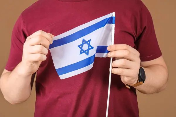 Young Jewish Man Flag Israel Brown Background Closeup — Stock Photo, Image