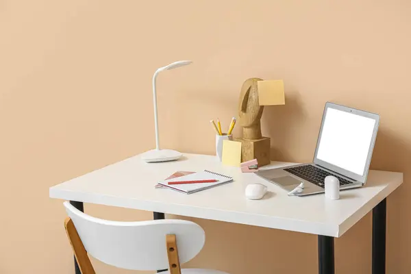 Laptop Drahtlose Kopfhörer Lampe Und Notizbuch Auf Dem Tisch Büro — Stockfoto