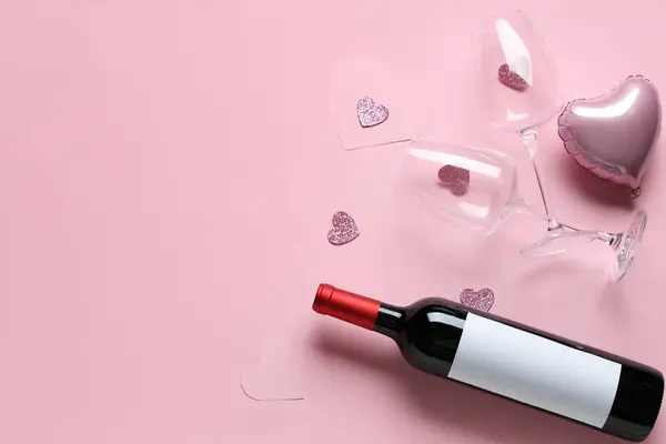 Бутылка Вина Бокалами Декором Розовом Фоне Празднование Дня Святого Валентина — стоковое фото
